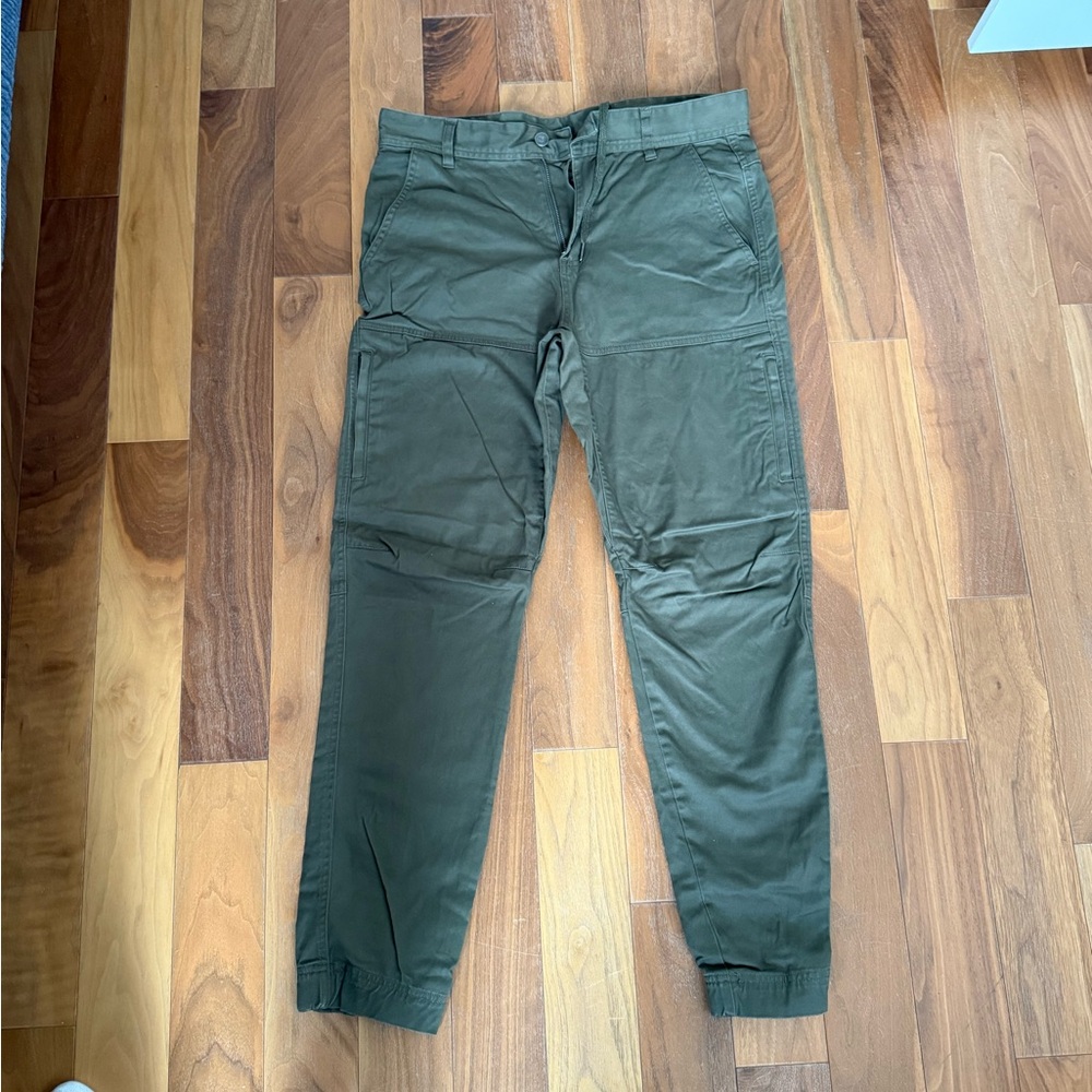 Tentree Khaki Pant in Olive Green